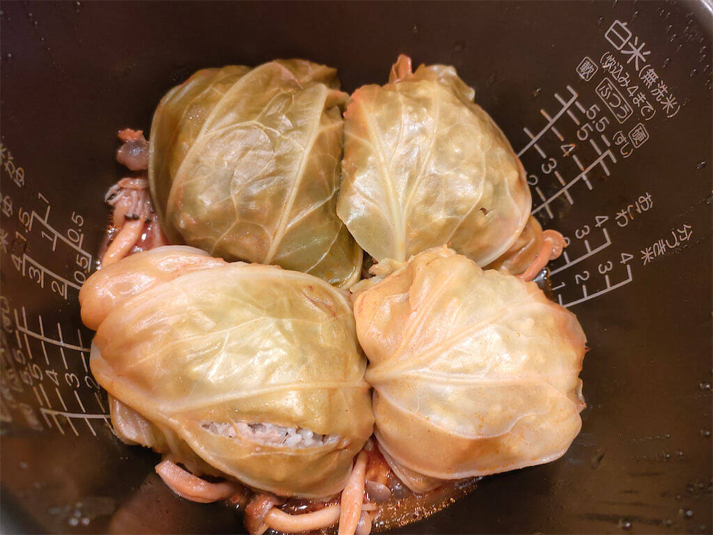 【炊飯器で超時短】肉ダネに生米ブチ込んで巻く「ロールキャベツ」作ってみた！すごいモチっと食感♪【農家直伝】