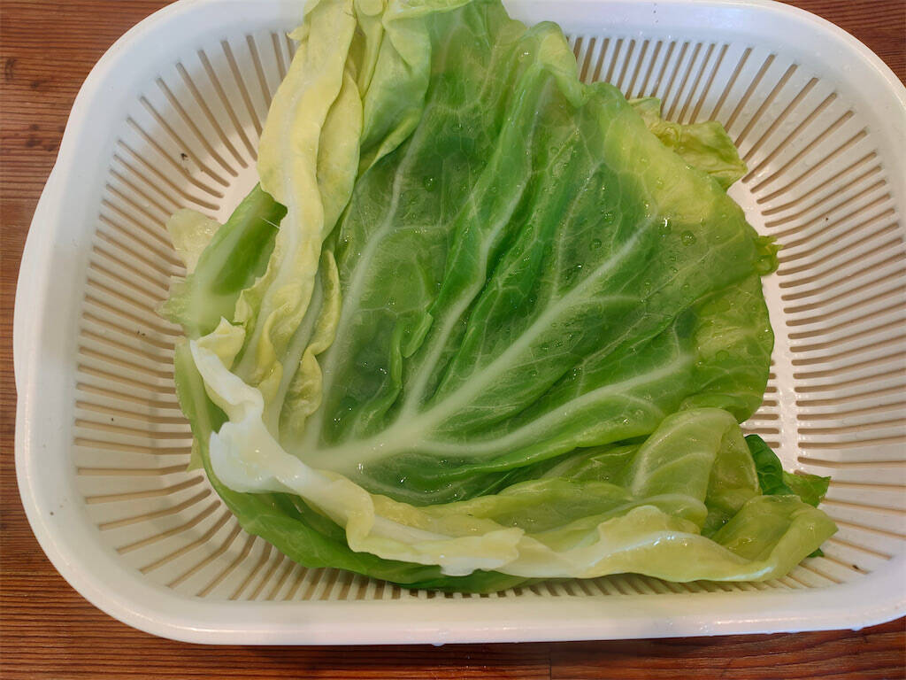 【炊飯器で超時短】肉ダネに生米ブチ込んで巻く「ロールキャベツ」作ってみた！すごいモチっと食感♪【農家直伝】