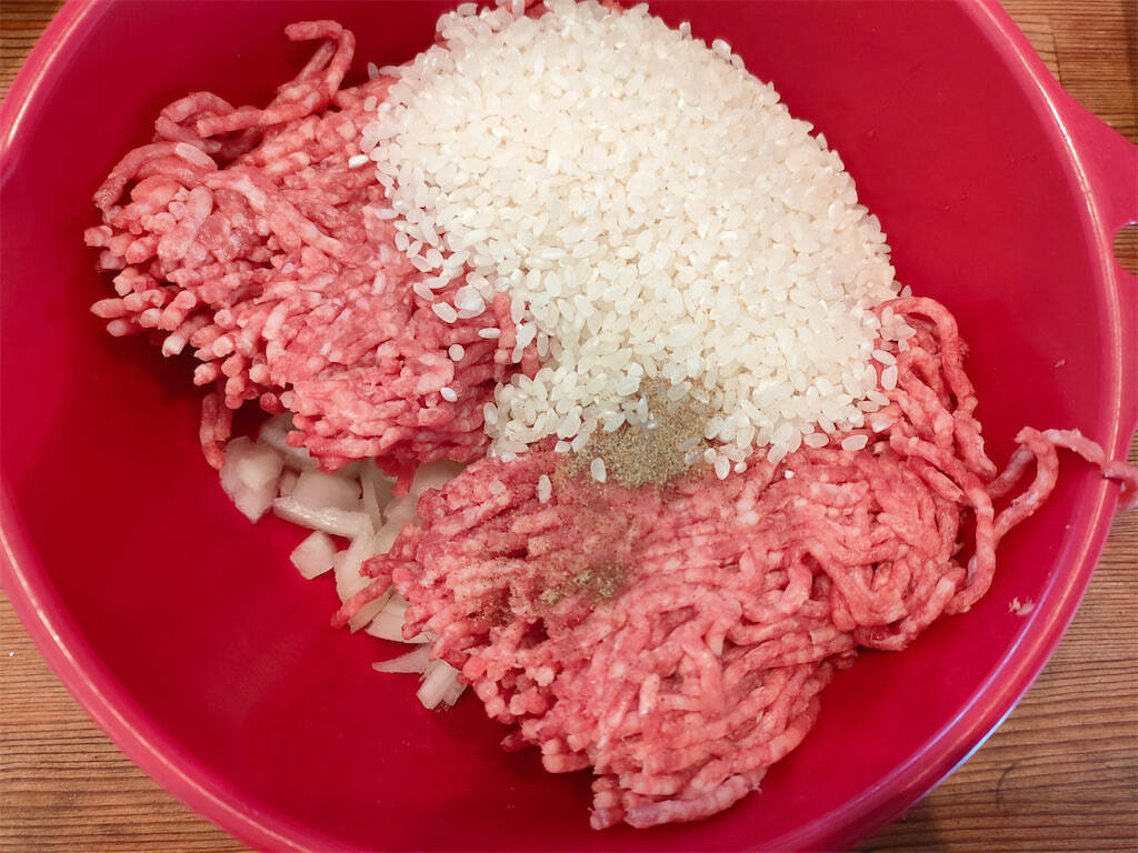 【炊飯器で超時短】肉ダネに生米ブチ込んで巻く「ロールキャベツ」作ってみた！すごいモチっと食感♪【農家直伝】