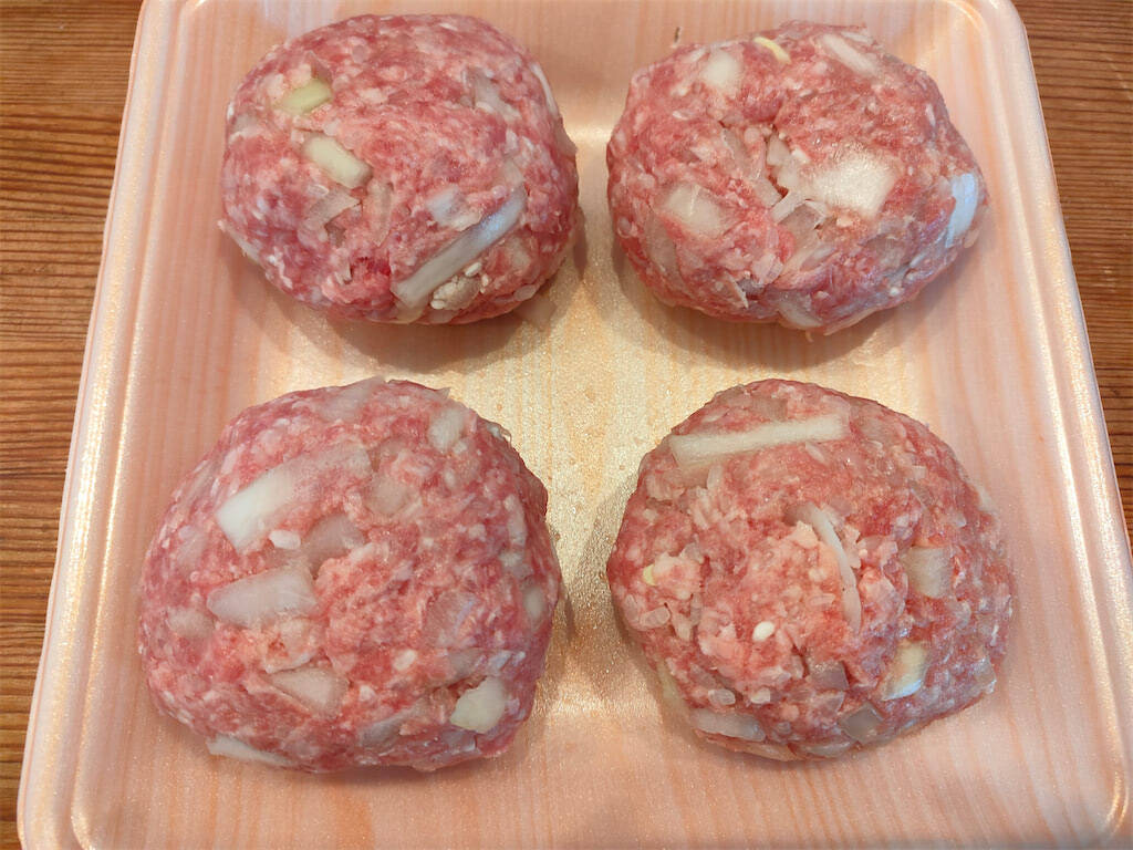 【炊飯器で超時短】肉ダネに生米ブチ込んで巻く「ロールキャベツ」作ってみた！すごいモチっと食感♪【農家直伝】