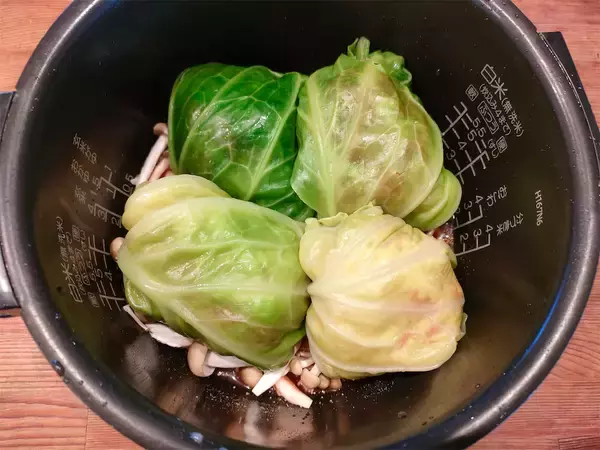 「【炊飯器で超時短】肉ダネに生米ブチ込んで巻く「ロールキャベツ」作ってみた！すごいモチっと食感♪【農家直伝】」の画像