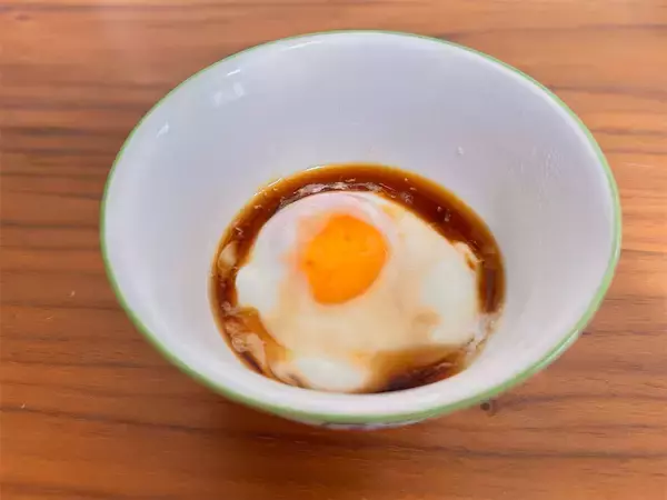 「【普通の卵かけご飯を圧倒する】レンチン40秒の裏ワザ！濃厚卵な「半熟卵の醤油漬けご飯」作ろう！」の画像