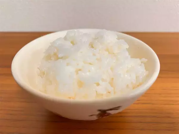 「【普通の卵かけご飯を圧倒する】レンチン40秒の裏ワザ！濃厚卵な「半熟卵の醤油漬けご飯」作ろう！」の画像