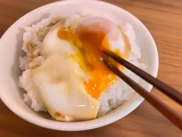 「【普通の卵かけご飯を圧倒する】レンチン40秒の裏ワザ！濃厚卵な「半熟卵の醤油漬けご飯」作ろう！」の画像