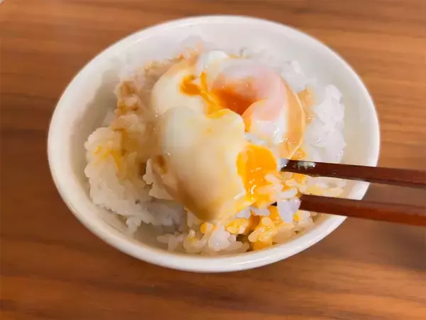 「【普通の卵かけご飯を圧倒する】レンチン40秒の裏ワザ！濃厚卵な「半熟卵の醤油漬けご飯」作ろう！」の画像
