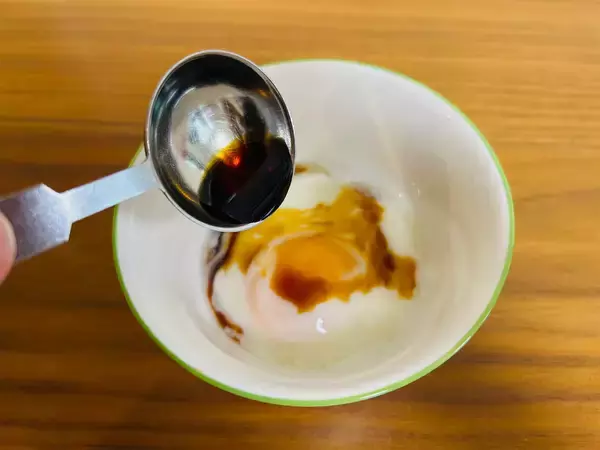 「【普通の卵かけご飯を圧倒する】レンチン40秒の裏ワザ！濃厚卵な「半熟卵の醤油漬けご飯」作ろう！」の画像