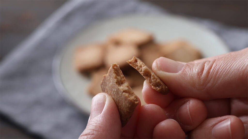 【計量スプーンで計ればOK】「米粉のすりごまクッキー」はトースター10分で作れる！【元パティシエ直伝】