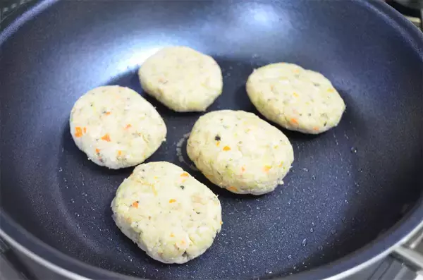 「もそもそ？どころかモッチリジュ〜シ〜「おからの小判焼き」作ってみた！米粉と野菜が決め手なの♡【農家直伝】」の画像