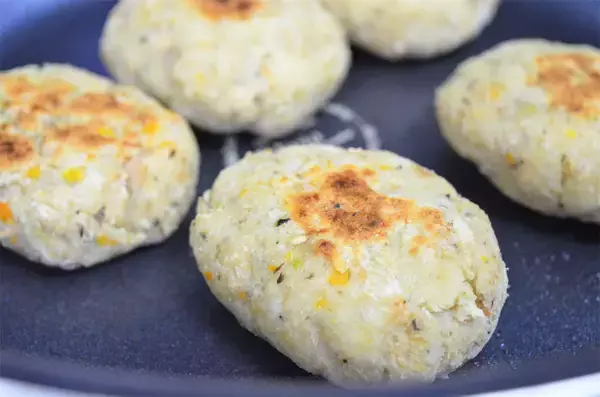 「もそもそ？どころかモッチリジュ〜シ〜「おからの小判焼き」作ってみた！米粉と野菜が決め手なの♡【農家直伝】」の画像