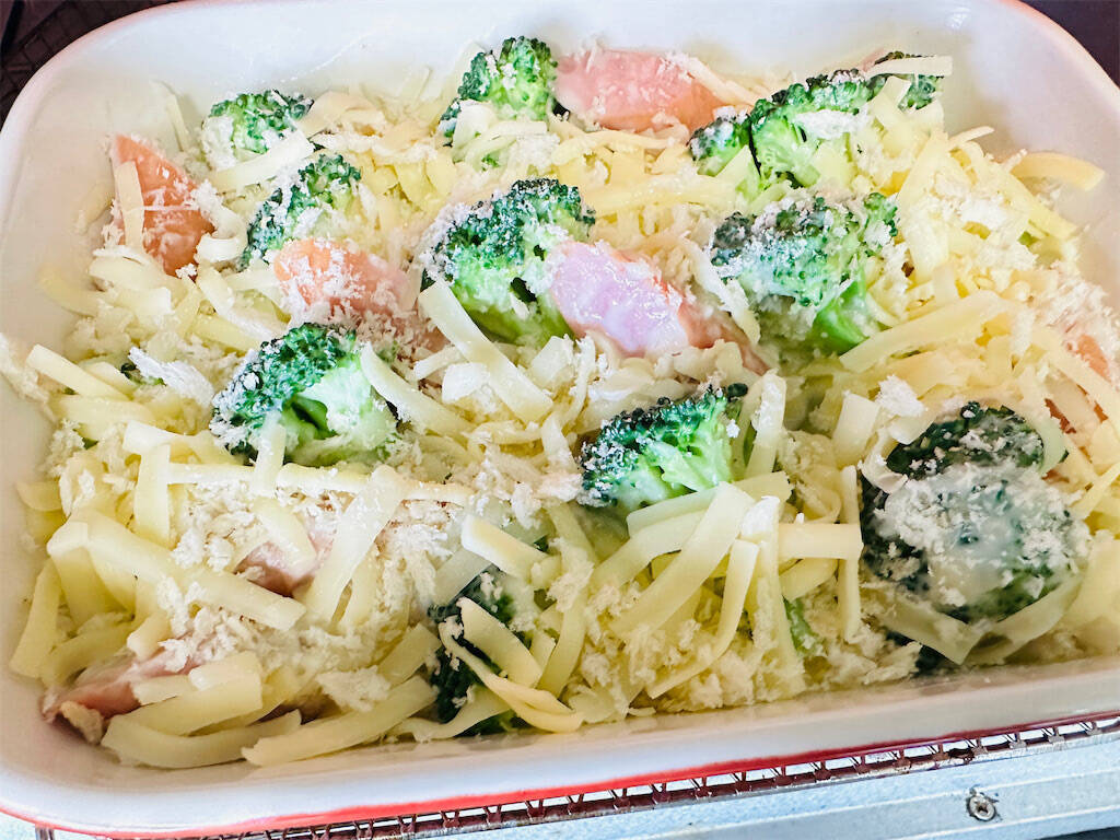 【ブロッコリー×ウインナー】で「時短グラタン」作ろう！マカロニなしでも満足感◎ザクザク食感の秘密はアレ♡