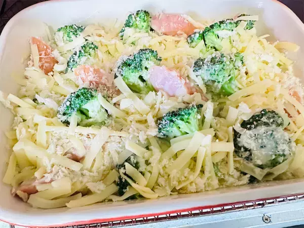 「【ブロッコリー×ウインナー】で「時短グラタン」作ろう！マカロニなしでも満足感◎ザクザク食感の秘密はアレ♡」の画像