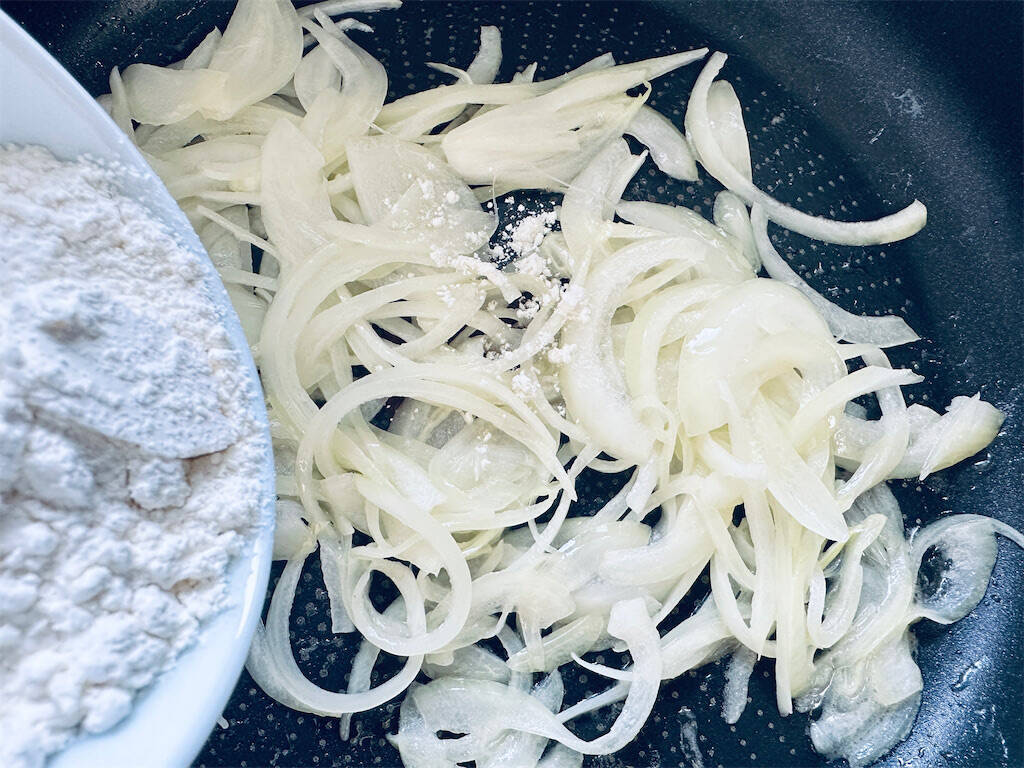 【ブロッコリー×ウインナー】で「時短グラタン」作ろう！マカロニなしでも満足感◎ザクザク食感の秘密はアレ♡