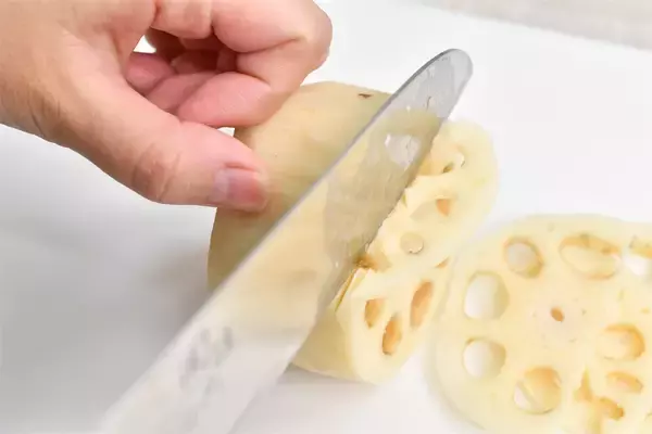 「【割れちゃった…を防止】れんこんは○○○○すればスパッと切れる！シャキシャキ感もキープ♪【青髪のテツ】」の画像