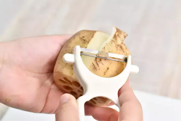 「【割れちゃった…を防止】れんこんは○○○○すればスパッと切れる！シャキシャキ感もキープ♪【青髪のテツ】」の画像