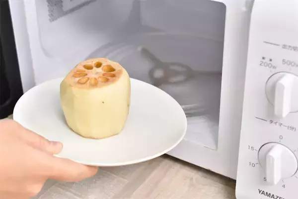 「【割れちゃった…を防止】れんこんは○○○○すればスパッと切れる！シャキシャキ感もキープ♪【青髪のテツ】」の画像