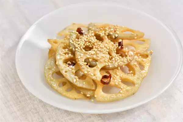 「【割れちゃった…を防止】れんこんは○○○○すればスパッと切れる！シャキシャキ感もキープ♪【青髪のテツ】」の画像