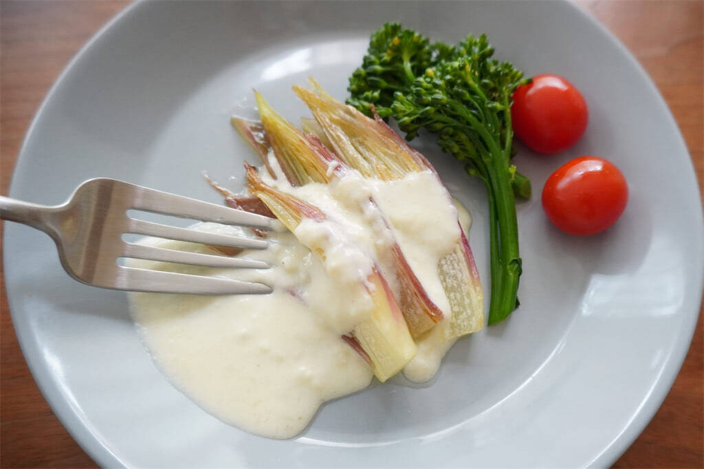 【焼くだけで主役に】みょうが×チーズの新境地「おつまみフォンデュ」作ってみた！ナツメグでスパイシー風味♪