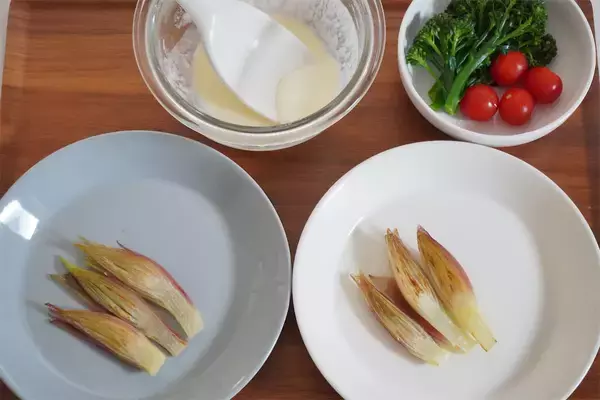 「【焼くだけで主役に】みょうが×チーズの新境地「おつまみフォンデュ」作ってみた！ナツメグでスパイシー風味♪」の画像