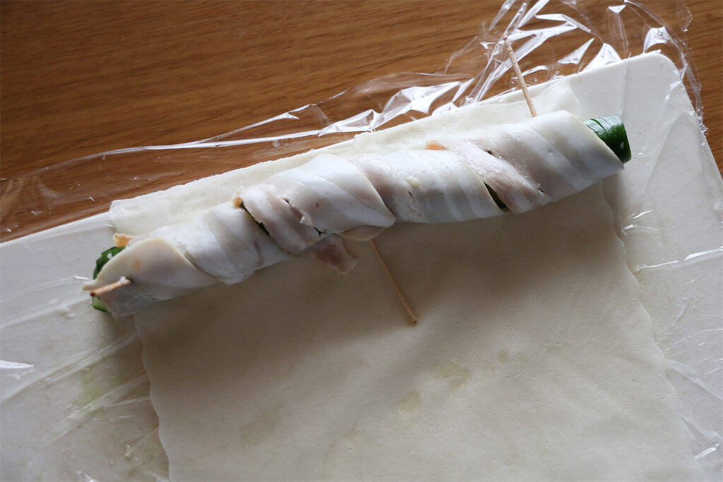 【きゅうりの浅漬け1本丸ごと】ベーコンで巻いて「豪快♡春巻き」作ろう！蛇腹切りきゅうりの食感オモロ～
