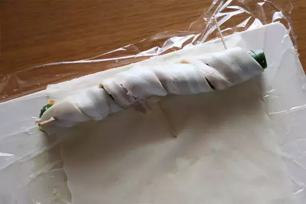 「【きゅうりの浅漬け1本丸ごと】ベーコンで巻いて「豪快♡春巻き」作ろう！蛇腹切りきゅうりの食感オモロ～」の画像