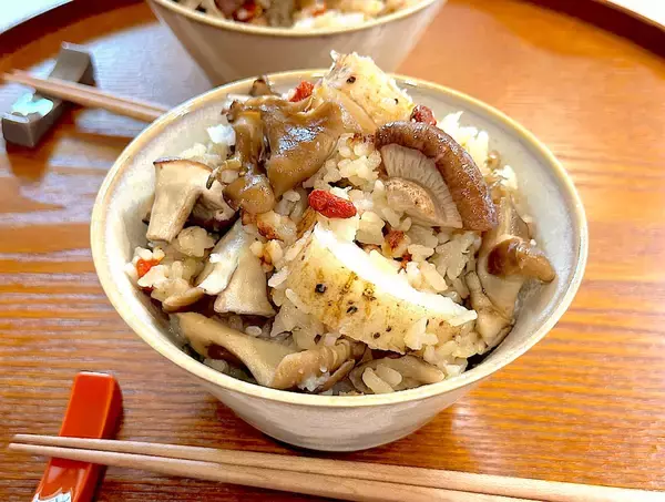 「【薬膳風炊き込みごはん】作ろう！きのこと山芋ゴロゴロで一品でも食べ応え◎免疫力も爆増♡え、とろろで味変も!?」の画像
