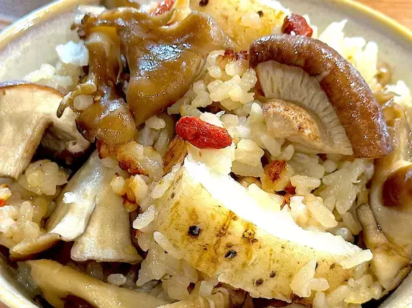 「【薬膳風炊き込みごはん】作ろう！きのこと山芋ゴロゴロで一品でも食べ応え◎免疫力も爆増♡え、とろろで味変も!?」の画像