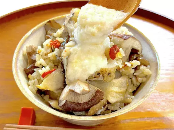 「【薬膳風炊き込みごはん】作ろう！きのこと山芋ゴロゴロで一品でも食べ応え◎免疫力も爆増♡え、とろろで味変も!?」の画像