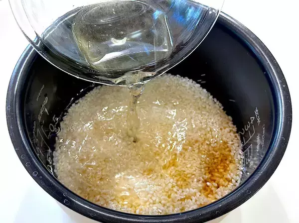 「【薬膳風炊き込みごはん】作ろう！きのこと山芋ゴロゴロで一品でも食べ応え◎免疫力も爆増♡え、とろろで味変も!?」の画像