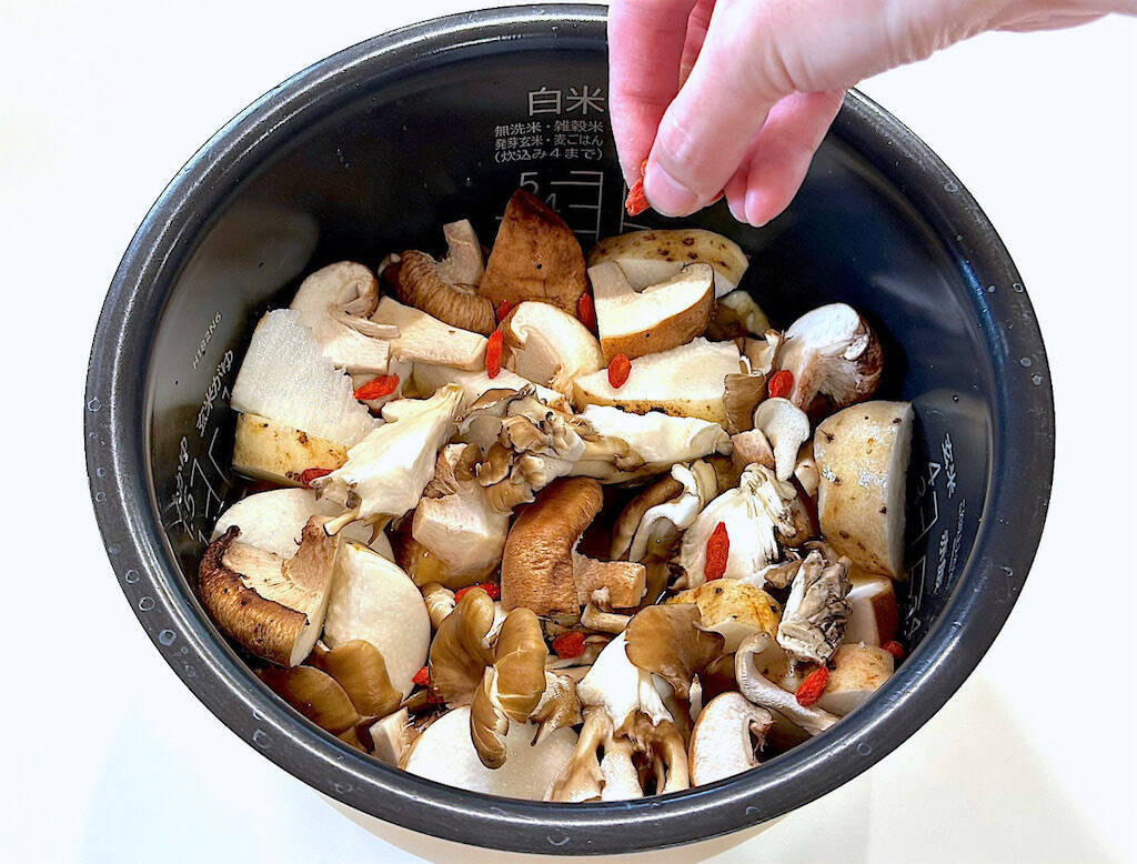 【薬膳風炊き込みごはん】作ろう！きのこと山芋ゴロゴロで一品でも食べ応え◎免疫力も爆増♡え、とろろで味変も!?