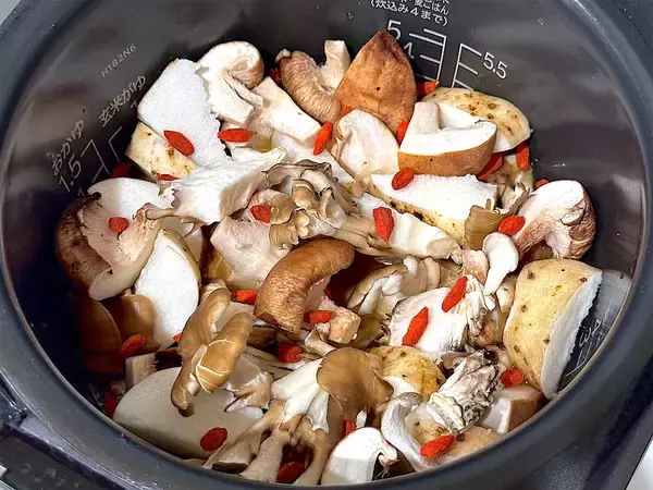 「【薬膳風炊き込みごはん】作ろう！きのこと山芋ゴロゴロで一品でも食べ応え◎免疫力も爆増♡え、とろろで味変も!?」の画像