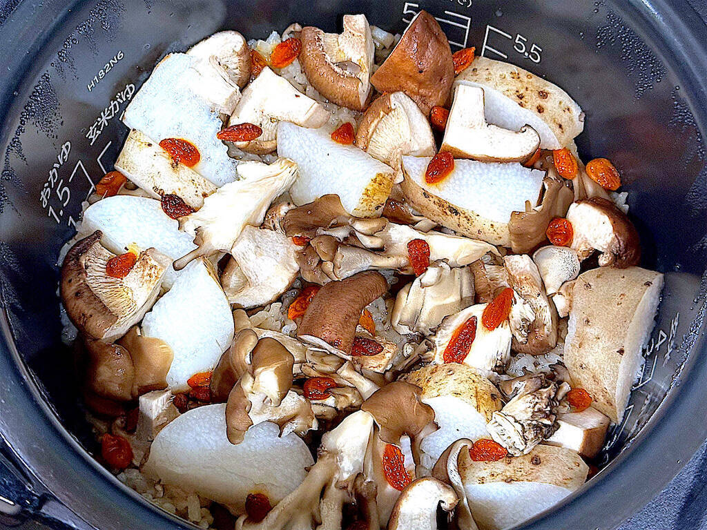 【薬膳風炊き込みごはん】作ろう！きのこと山芋ゴロゴロで一品でも食べ応え◎免疫力も爆増♡え、とろろで味変も!?