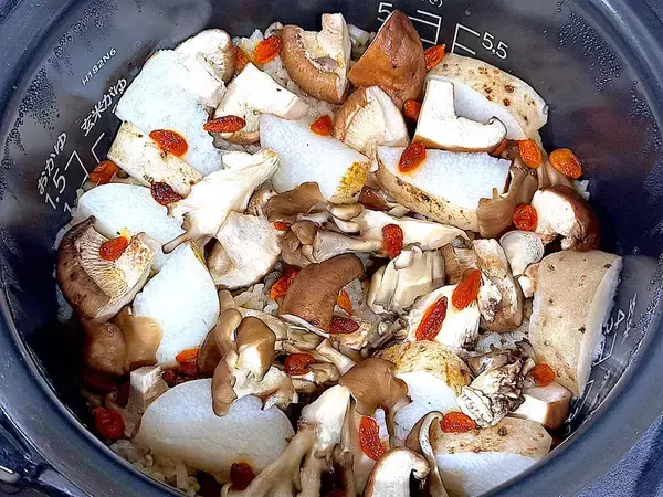 「【薬膳風炊き込みごはん】作ろう！きのこと山芋ゴロゴロで一品でも食べ応え◎免疫力も爆増♡え、とろろで味変も!?」の画像