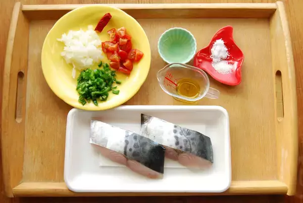「【野菜ダレが極上】サワラソテーに「生野菜刻んで混ぜるだけソース」かけたら衝撃旨みだった！ビジュも優勝♡」の画像