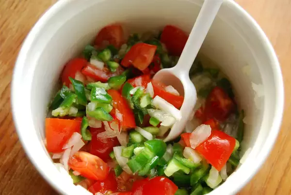 「【野菜ダレが極上】サワラソテーに「生野菜刻んで混ぜるだけソース」かけたら衝撃旨みだった！ビジュも優勝♡」の画像