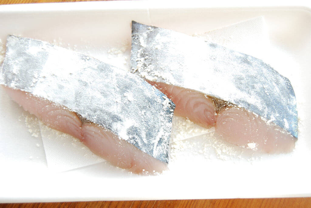 【野菜ダレが極上】サワラソテーに「生野菜刻んで混ぜるだけソース」かけたら衝撃旨みだった！ビジュも優勝♡