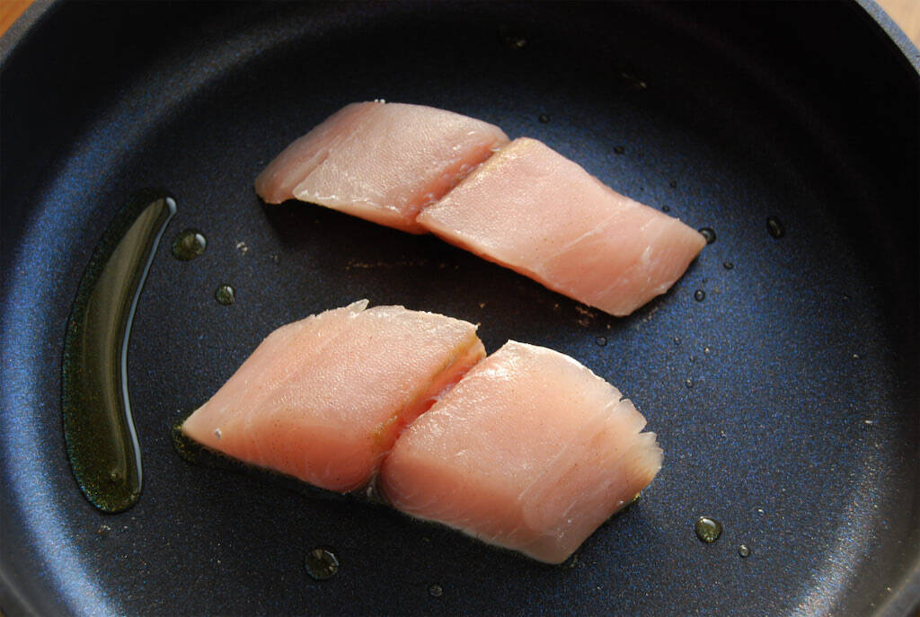 【野菜ダレが極上】サワラソテーに「生野菜刻んで混ぜるだけソース」かけたら衝撃旨みだった！ビジュも優勝♡