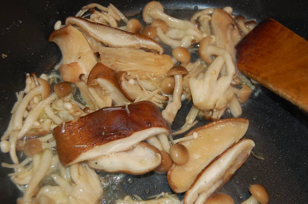 【芸能人の自宅めし】料理がプロ級な梅沢富美男さんの「パリパリチキン」作ってみた！きのこソースが絶品