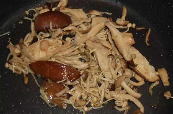 「【芸能人の自宅めし】料理がプロ級な梅沢富美男さんの「パリパリチキン」作ってみた！きのこソースが絶品」の画像