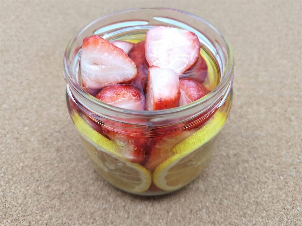 【ニッカ公式アレンジ】たっぷりイチゴとレモンで「いちごの漬け込みウイスキー」作ろう！ソーダ割り最高♪