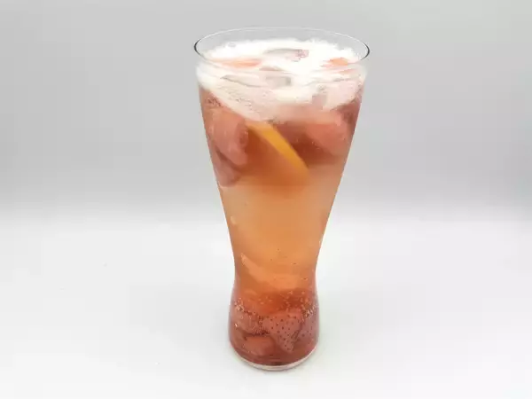 「【ニッカ公式アレンジ】たっぷりイチゴとレモンで「いちごの漬け込みウイスキー」作ろう！ソーダ割り最高♪」の画像