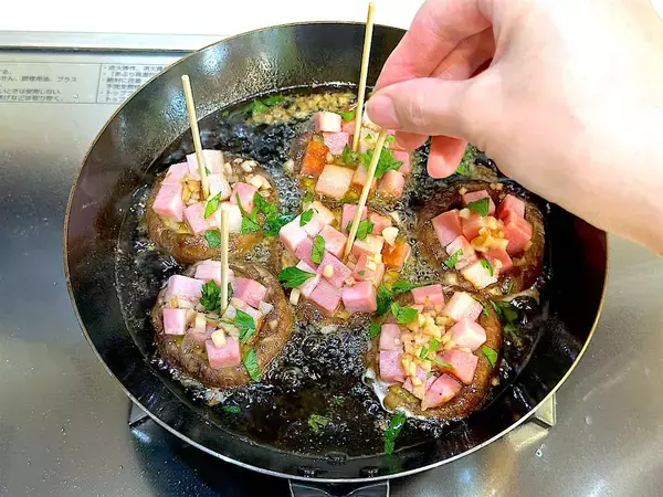 「【原木しいたけ】ゴロンと使って「コンフィ（オイル煮）」作ろう！肉厚プリプリ食感でつまみ最強♡子どもも夢中!?」の画像