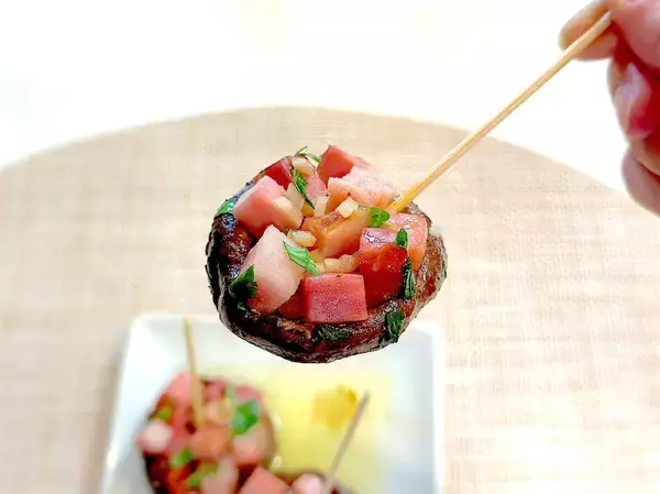 「【原木しいたけ】ゴロンと使って「コンフィ（オイル煮）」作ろう！肉厚プリプリ食感でつまみ最強♡子どもも夢中!?」の画像