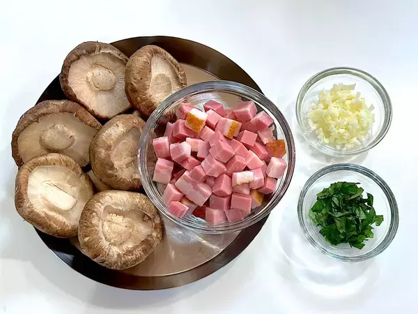 「【原木しいたけ】ゴロンと使って「コンフィ（オイル煮）」作ろう！肉厚プリプリ食感でつまみ最強♡子どもも夢中!?」の画像