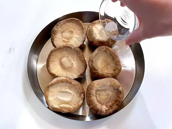 「【原木しいたけ】ゴロンと使って「コンフィ（オイル煮）」作ろう！肉厚プリプリ食感でつまみ最強♡子どもも夢中!?」の画像