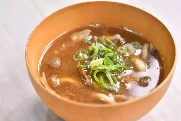 「【ひと手間で激変】きのこをみそ汁に入れるなら…炒めて！香りと旨味が爆上がりする妙技【青髪のテツ】」の画像