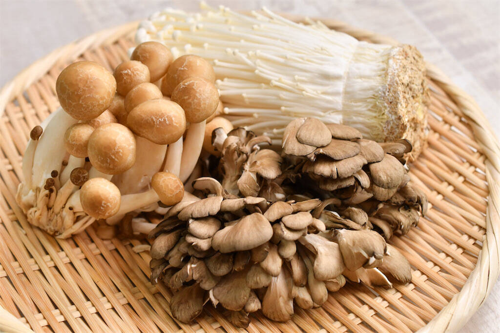 【ひと手間で激変】きのこをみそ汁に入れるなら…炒めて！香りと旨味が爆上がりする妙技【青髪のテツ】