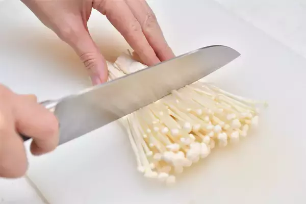 「【ひと手間で激変】きのこをみそ汁に入れるなら…炒めて！香りと旨味が爆上がりする妙技【青髪のテツ】」の画像