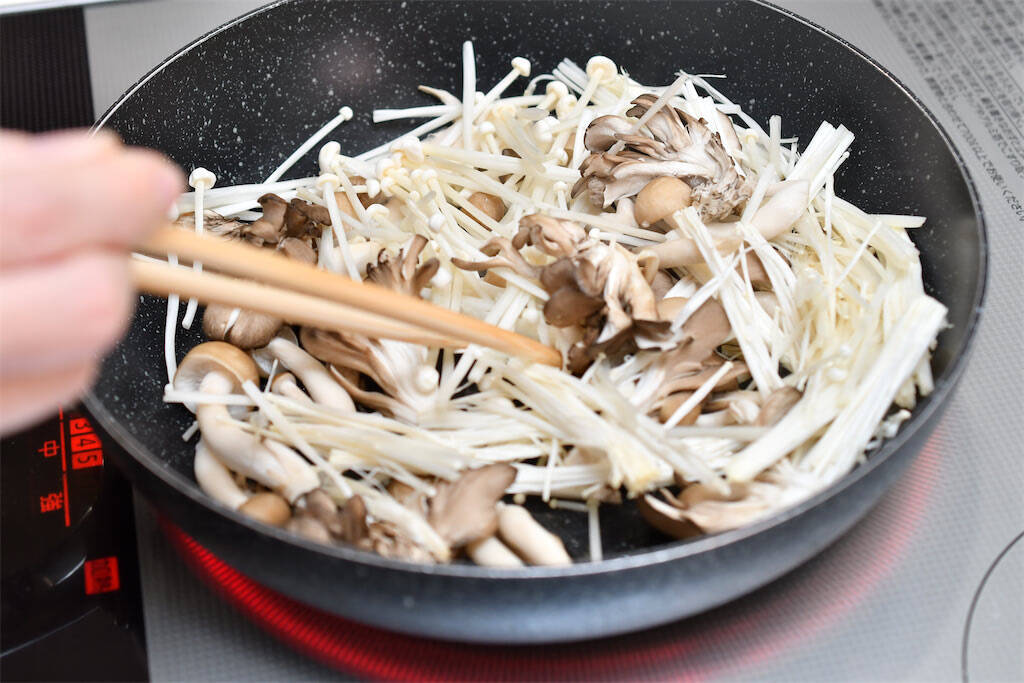 【ひと手間で激変】きのこをみそ汁に入れるなら…炒めて！香りと旨味が爆上がりする妙技【青髪のテツ】