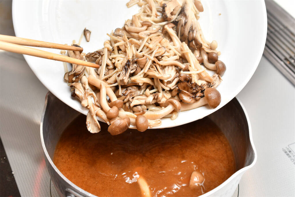 【ひと手間で激変】きのこをみそ汁に入れるなら…炒めて！香りと旨味が爆上がりする妙技【青髪のテツ】