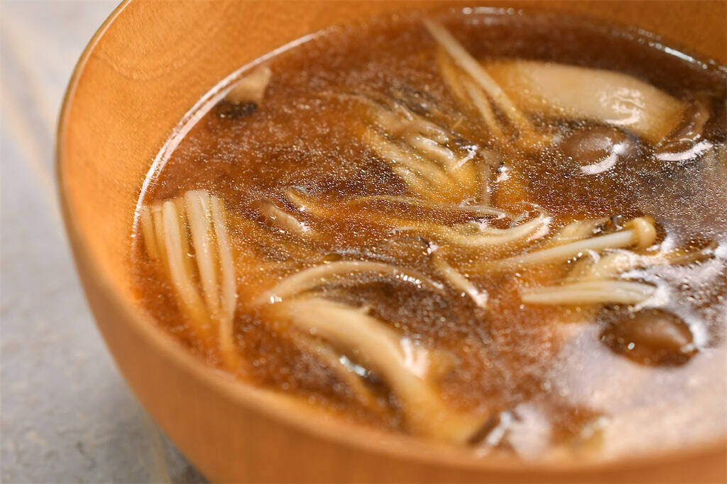 【ひと手間で激変】きのこをみそ汁に入れるなら…炒めて！香りと旨味が爆上がりする妙技【青髪のテツ】